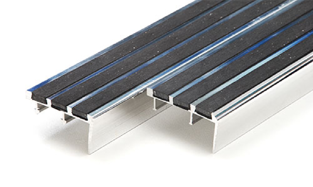 จมูกบันไดอลูมิเนียมสอดด้วยผ้าเบรค รุ่น IS-1 (ราคาต่อเมตร)