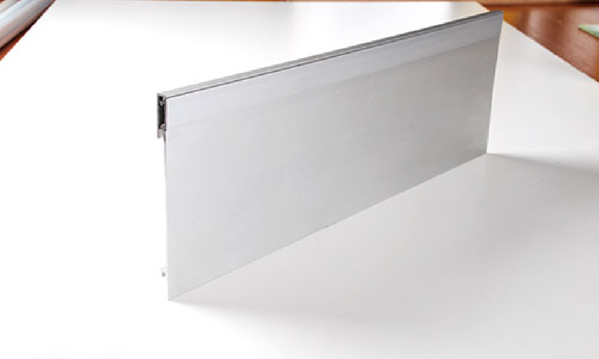 บัวเชิงผนังอลูมิเนียม ฝาอลูมิเนียม 1 แถบ ชุบอโนไดต์สีชาดำ รุ่น AS-3 (ราคาต่อเมตร)