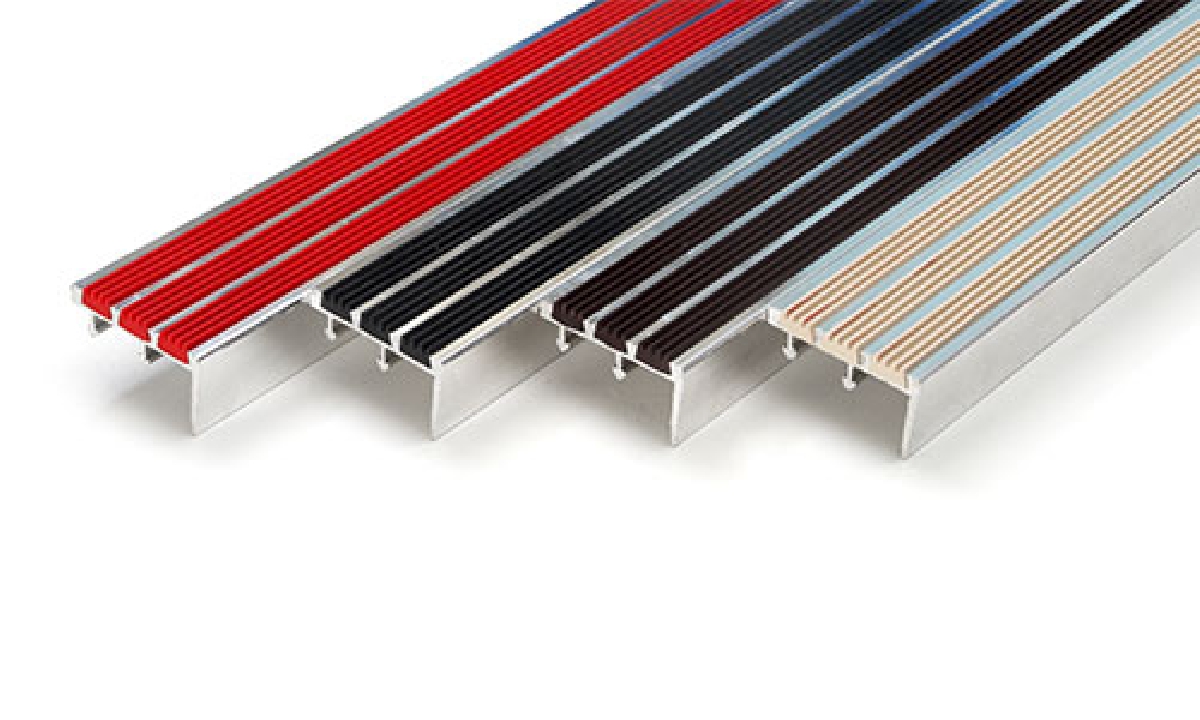 จมูกบันไดอลูมิเนียมสอดเส้นพีวีซี รุ่น IA-2 ตัวกลาง (ราคาต่อเมตร)