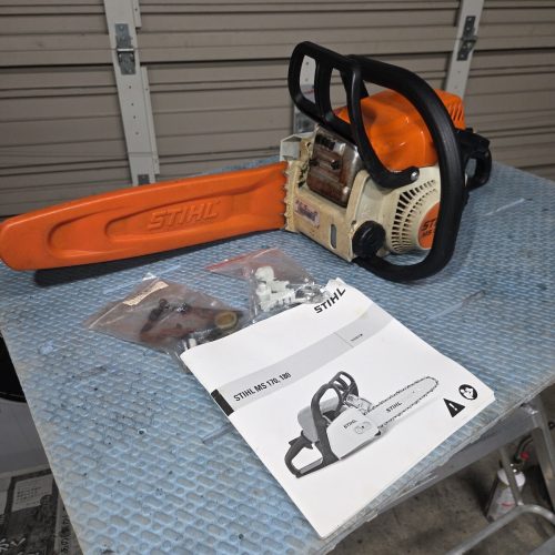 เลื่อยยนต์เหล็ก STIHL MS170C-E สตาร์ทและทำงานได้ดีมีรอยเปื้อนบนหมวกมีอะไหล่และคู่มือการใช้งานเดือยและฝาครอบภายนอกเปลี่ยนแล้ว