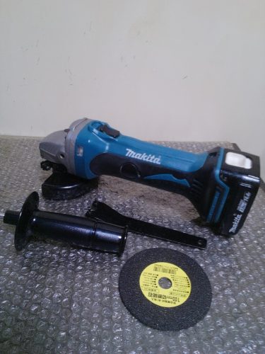 เครื่องเจียรจานแบบชาร์จไฟได้ Makita พร้อมแบตเตอรี่ด้ามจับประแจและใบตัด 100 มม