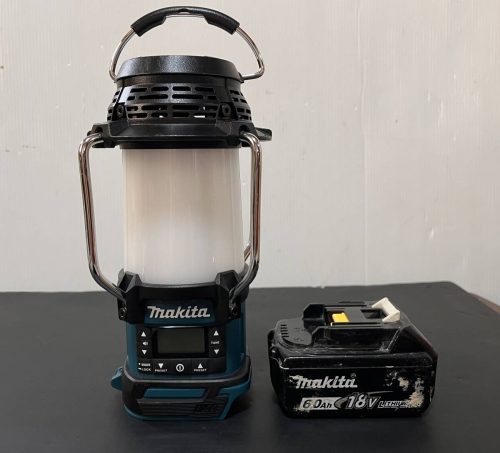 รายการที่ใช้งานได้จริงวิทยุ Makita 18V พร้อมโคมไฟแบบชาร์จไฟได้ MR054 BL1860B พร้อมไฟส่องสว่างเครื่องมือแบตเตอรี่