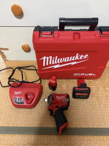 ประแจผลกระทบ Milwaukee M12 FUEL 1/2 นิ้ว &amp; แบตเตอรี่ 2 ประเภทและอุปกรณ์ชาร์จ