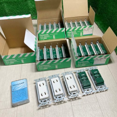 Mutsumi Hama e390 Panasonic Cosmo Series Wide 21 Recessed Retainer Double Outlet (WTF10623WK) พร้อมโครงโลหะรวมชุด 25 ชิ้น