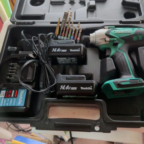 สว่านกระแทกแบบชาร์จไฟได้ Makita 14.4V M695DWX แบตเตอรี่ 2 ก้อน (ข้อผิดพลาดในการชาร์จ 1 ก้อน) กล่องชาร์จพร้อมชุดไขควง