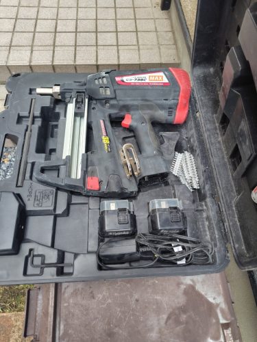 MAX Gasnailer GS-738C เครื่องตอกหมุด 2 ก้อนพร้อมแท่นชาร์จ