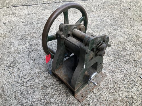 3 Roll Bender Manual Sheet Metal Bender Bending Processing การขึ้นรูปม้วนแผ่นโลหะทางสถาปัตยกรรมที่ใช้