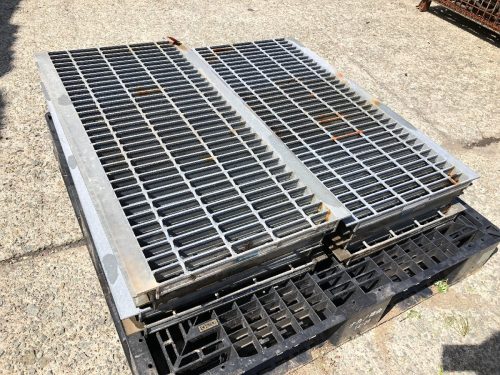 (จากจังหวัดเฮียวโกะ) ตะแกรง 9 ชิ้น PUC32-44 995×500×40mm รางน้ำกว้าง 430mm ฝาครอบรางน้ำแผ่นเหล็กลายรางน้ำวัสดุลายใช้แล้ว