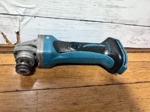 สภาพดี MAKITA 18.V100mm เครื่องเจียรจานแบบชาร์จไฟได้ GA402D ตัวเครื่องเท่านั้นเครื่องขัดจานไร้สายยืนยันการทำงานแล้ว