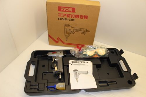 ต้องดู! (เครื่องเจาะตะปู Ryobi สภาพดี (สำหรับโครงชั่วคราว) Air tool RNP-32) แบบหล่อ