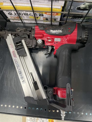 เครื่องตอกตะปูแรงดันสูง Makita สำหรับพื้น AF530H