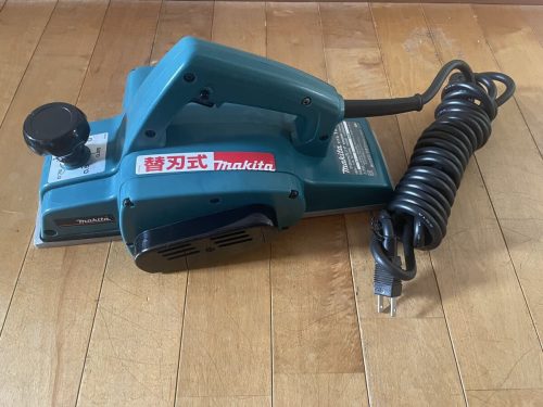 Makita กบไฟฟ้า 110 มม. รุ่นใบมีดถอดเปลี่ยนได้ประเภท 1911B SP