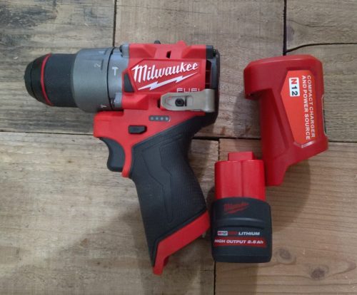 Milwaukee M12 FUEL สว่านไขควง 12V + 2.5Ah แบตเตอรี่ + ที่ชาร์จมือถือ Milwaukee
