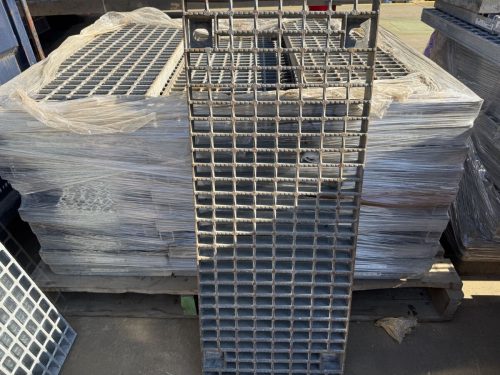 (ชุด17ใบ) ตะแกรง GCHE 995 400 H55 สำหรับร่องกว้าง 400mm ความยาวรวม 995mm ความหนา 55mm ฝาครอบรางน้ำแบบดรอปอินเหล็กน้ำหนักรวมประมาณ. เมืองชิคุเซ 340กก