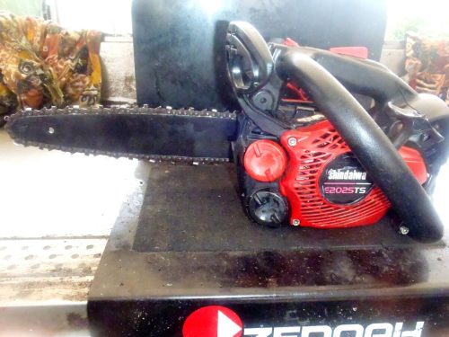 เลื่อยมือเดียวน้ำหนักเบาพิเศษ 25cc Yamabiko Shindaiwa E2025TS ผลิตภัณฑ์ทำความสะอาดขนาด 10 นิ้วสภาพดีเยี่ยมมีวีดีโอพร้อมระบบสตาร์ทแบบนุ่มนวล