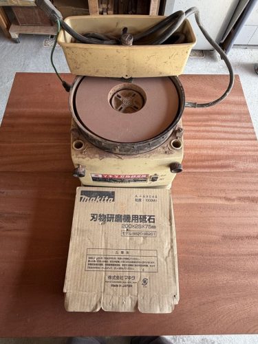 Makita เครื่องมือไฟฟ้า Makita เครื่องขัดมีดเหลา 100V 9820 เครื่องเหลามีดสิ่วไฟฟ้ากบเครื่องบินมีดขนาดเล็กมีดหินลับธรรมชาติมีดโกน