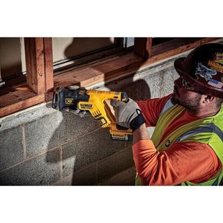 DEWALT เลื่อยชักไร้สาย ไร้แปรงถ่าน 20V Max DCS367B เฉพาะตัวเครื่อง